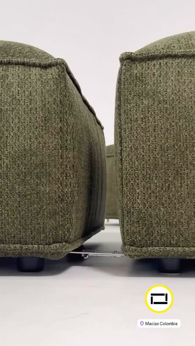 Descubre el herraje Lacoste: Diseñado para unir y ajustar tu sala en múltiples posiciones, dándole versatilidad y estilo a tu espacio.
Elige la tela, participa en el diseño y crea junto a nosotros una sala elegante, funcional y a tu medida.

Macizo Colombia – Somos fabricantes.
Contáctanos: WhatsApp: 322 211 9698
www.macizocolombia.com
Bogotá – Diagonal 76A #55B-31